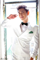 组图：何明翰绅士写真曝光 温暖笑容显暖男魅力