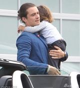 组图：奥兰多裸身冲浪 小弗林穿大人衣狂塞零食