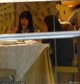 组图：徐娇穿校服与母亲逛街 边吃边聊不顾吃相