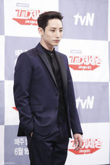 独家：《处世王》徐仁国李荷娜搭肩似亲姐弟