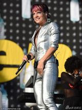 组图：莉莉艾伦火辣High唱 频露点走光全然不顾