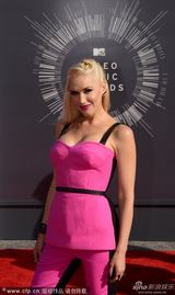 组图：辣妈格温-史蒂芬妮粉衣扮俏 秀傲人双峰