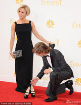 组图：威廉姆-H-梅西携妻亮相艾美红毯