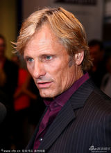 组图：“阿拉贡”莫腾森与导演背后位基情四射