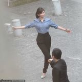 组图：林志玲学芭蕾调皮翘脚 手插口袋杂耍卖萌