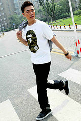 组图：万思维休闲街拍 迷彩元素阳光暖男