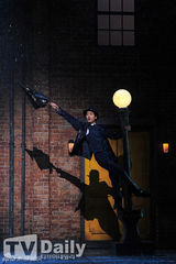 组图：《雨中曲》圭贤湿身放歌Sunny娇美可爱