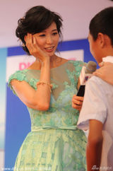 组图：林志玲绿薄纱礼服秀乳沟 遭小男生告白