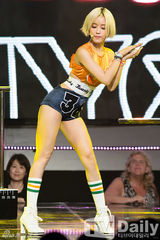 组图：f(x)爵士装热情献唱 夺冠激动互拥