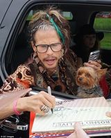 组图：曝丽芙-泰勒66岁摇滚老爹恋上年轻女助理