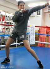 组图：盘点各地武术奇女子：徒手劈砖 以头碎瓦