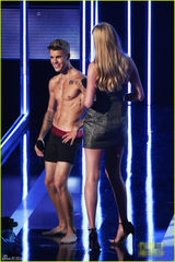 组图：贾斯汀-比伯上演劲爆内裤秀 舞台上脱光光显羞涩