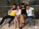 组图：赵丽颖短发俏丽 和鬼鬼(吴映洁)乔任梁搞怪卖萌
