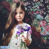 组图：大眼萝莉姐妹走红 写真妈妈掌镜精致如画