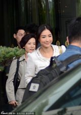 组图：张柏芝坐专车外出 俏脸肉嘟嘟上演可爱秀