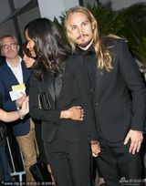 组图：《预言者》首映 索尔达娜与老公激吻