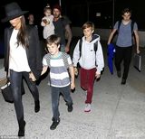 组图：小贝锁眉似有心事 长子布鲁克林越发帅气