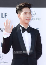 组图：B1A4成员Baro亮相 与《1994》众星会合