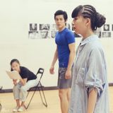 组图：小彩旗清纯演剧版静秋 素颜排练发辫独特