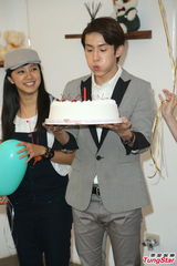 组图：阿本庆生肤色粉嫩似18 狂练肌肉欲变硬汉