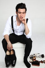 组图：李治廷化身英伦白衣少年玩味十足