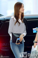 组图：少女时代低调现身机场 休闲装青春洋溢