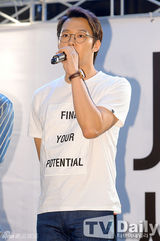 组图：JYJ出席发售会 朴有天戴眼镜呆萌可爱(金在中/金俊秀)