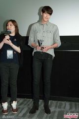 组图：金宇彬香港会粉丝人气高 大长腿笑容迷人