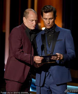 组图：伍迪-哈里森与马修-麦康纳登台颁奖