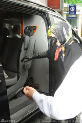 组图：Gaga黑色长袍裹头巾 墨镜外凸另类