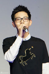 组图：胡夏高晓松同台忆同桌 唱校园经典秀琴技