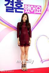 组图：《我结》新情侣亮相 泰民缺席娜恩抱纸板