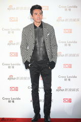 组图：俞灏明黑皮夹克亮相红毯气质硬朗