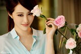 组图：李欣汝玫瑰系清新写真 俏丽素雅女人魅力