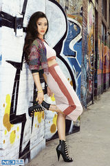 组图：爱戴拍炫彩写真 展夏日热辣风情