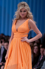 组图：凯特-阿普顿墨西哥走秀 深V裙巨波荡漾