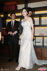 组图：20岁怀孕女星爆乳嫁张菲32岁儿子