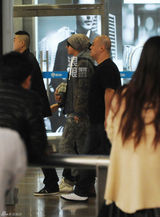 组图：韩庚回京黑超遮面 保镖助理同行