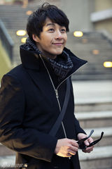组图：杨金承冬日街拍出炉 身材修长气质出众