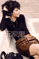 组图：秦海璐最新时尚写真 率真性感女人味十足