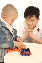 组图：杨志刚父子温馨写真 大头儿子小头爸爸 