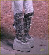 高清：亚当-兰伯特宣传全新MV 踩松糕鞋极尽摇滚