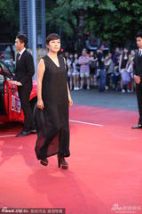 组图：黄韵玲黑裙马尾朴素现身 亮眼手镯似不菲