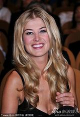 《巴尼的人生》首映 日本导演清水崇戴兔子头套抢镜