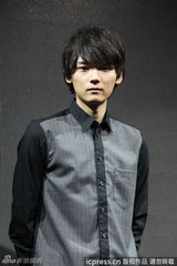 组图：古川雄辉亮相上海 灰黑衬衫笑容羞涩