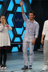 组图：郑恺《大本营》格子套装帅气个性