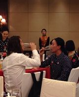 组图：田朴珺现身好声音庆功宴 张惠妹吻学员