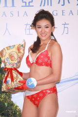 组图：亚姐红色泳装度圣诞 齐秀美胸蛮腰香艳