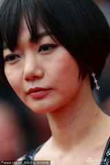 组图：《道熙啊》主创走红毯 裴斗娜深V冷艳