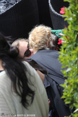 组图：出柜超模与女友游戛纳 又亲又抱毫无忌讳